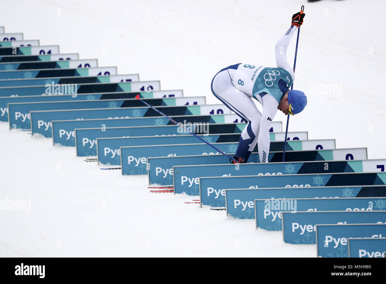 Pyeongchang, Südkorea. 24 Feb, 2018. Niskanen Iivo von Finnland ändert seine Skier während der Männer 50 km Massenstart klassisch Langlaufen am 2018 PyeongChang Winter-olympischen Spiele bei Alpensia Langlauf Center, Pyeongchang, Südkorea, 24.02.2018. Niskanen Iivo gewann die Goldmedaille in einer Zeit von 2:08:22,1. Credit: Fei Maohua/Xinhua/Alamy leben Nachrichten Stockfoto