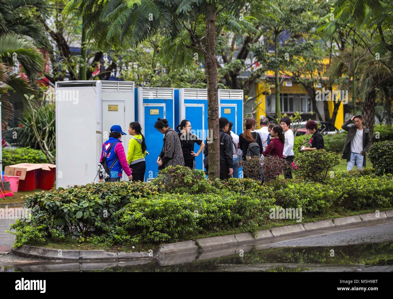 Haikou, Hainan Provinz Chinas. 24 Feb, 2018. Gestrandete Touristen Warteschlange die temporäre Toiletten in Haikou, der Hauptstadt von South China Hainan Provinz, 24.02.2018 zu verwenden. Mehr als 12.000 Fahrzeuge auf dem Heimweg von einem einwöchigen Pause blieb in einer scheinbar endlosen Stau für Fähren in Hainan Provinz klemmt ab Freitag Nachmittag. Die zivilen Angelegenheiten Präsidium von Haikou hat Wasser, Nahrung und Decken, um gestrandete Fluggäste gesendet. Credit: Chen Xi/Xinhua/Alamy leben Nachrichten Stockfoto