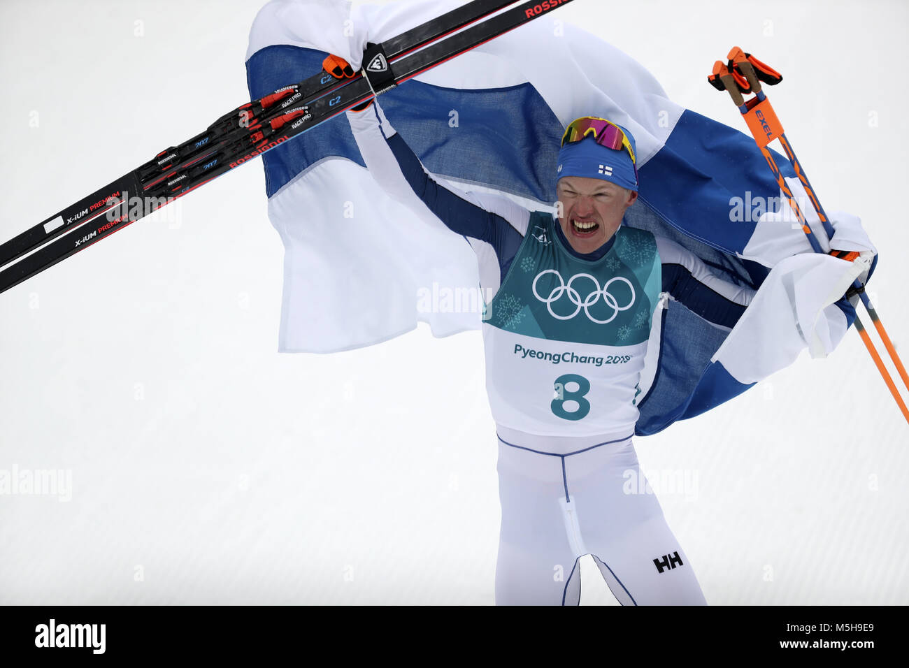 Pyeongchang, Südkorea. 24 Feb, 2018. Niskanen Iivo von Finnland feiert nach dem Gewinn der Männer 50 km Massenstart klassisch Langlaufen am 2018 PyeongChang Winter-olympischen Spiele bei Alpensia Langlauf Center, Pyeongchang, Südkorea, 24.02.2018. Niskanen Iivo gewann die Goldmedaille in einer Zeit von 2:08:22,1. Credit: Fei Maohua/Xinhua/Alamy leben Nachrichten Stockfoto