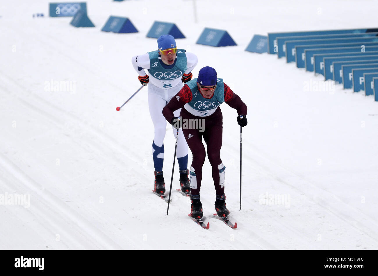 Pyeongchang, Südkorea. 24 Feb, 2018. Niskanen Iivo von Finnland (Zurück) konkurriert während der Männer 50 km Massenstart klassisch Langlaufen am 2018 PyeongChang Winter-olympischen Spiele bei Alpensia Langlauf Center, Pyeongchang, Südkorea, 24.02.2018. Niskanen Iivo gewann die Goldmedaille in einer Zeit von 2:08:22,1. Credit: Fei Maohua/Xinhua/Alamy leben Nachrichten Stockfoto