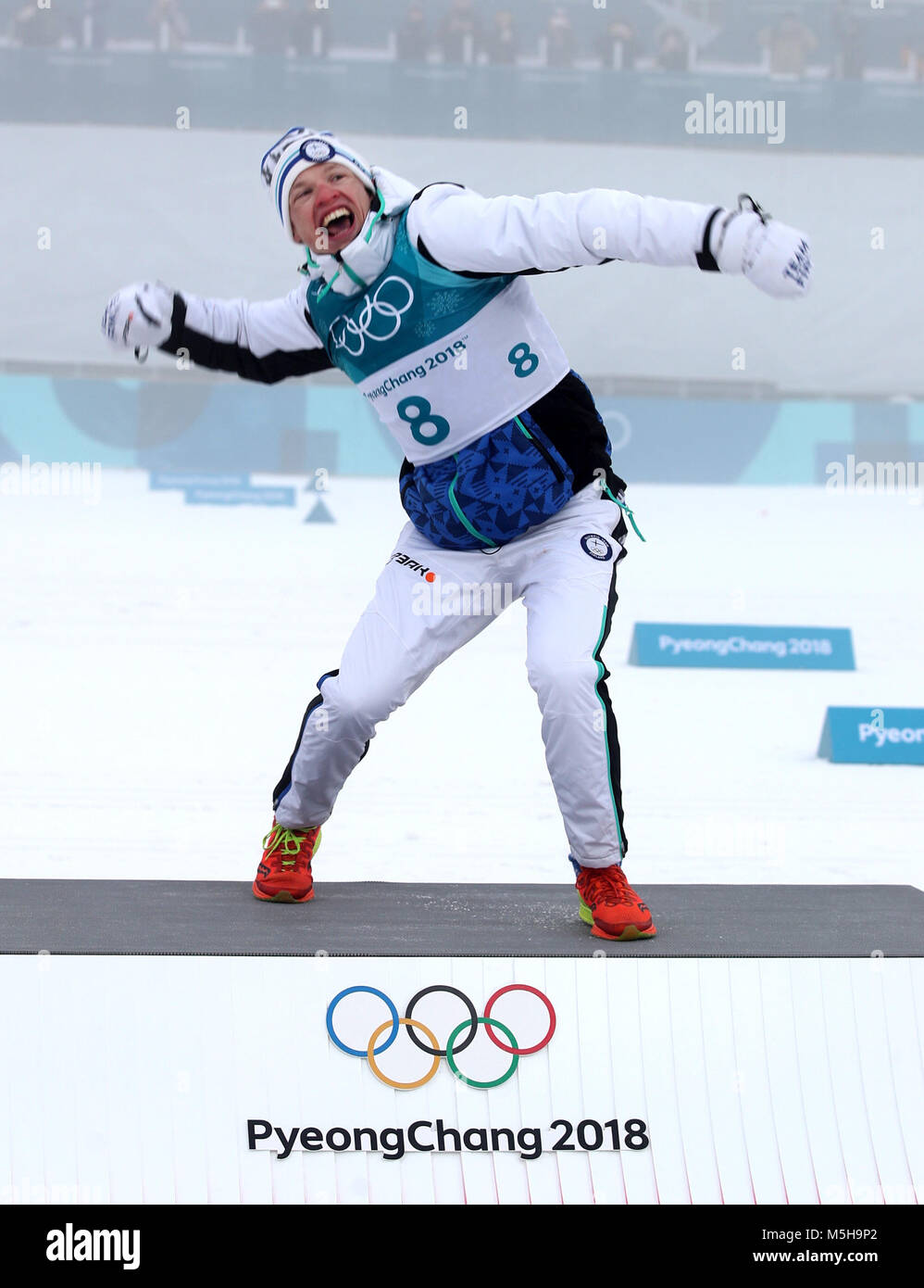 Pyeongchang, Südkorea. 24 Feb, 2018. Niskanen Iivo von Finnland feiert nach dem Gewinn der Männer 50 km Massenstart klassisch Langlaufen am 2018 PyeongChang Winter-olympischen Spiele bei Alpensia Langlauf Center, Pyeongchang, Südkorea, 24.02.2018. Niskanen Iivo gewann die Goldmedaille in einer Zeit von 2:08:22,1. Credit: Fei Maohua/Xinhua/Alamy leben Nachrichten Stockfoto