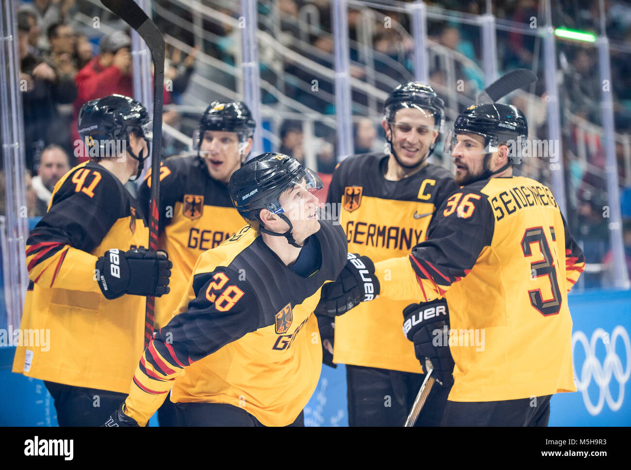 MAUER Frank (GER/Nr. 28) 2. v. links, jubelt nach seinem Tor zum 0:3, mit Marcel Goc (GER/N. 57), und Jonas MULLER, Muller, Mueller, (GER/, Nr. 41) und Yannik SEIDENBERG (GER/Nr. 36), goaljubel, jubilationtraube, Eishockey Halbfinale Kanada (CAN) - Deutschland (GER) 3:4, Eishockey-Men's Play-offs Halbfinale, Spiel 28 am 23.02.2018 Olympische Winterspiele 2018, vom 09.02. - 25.02.2018 in PyeongChang/Suedkorea. | Verwendung weltweit Stockfoto