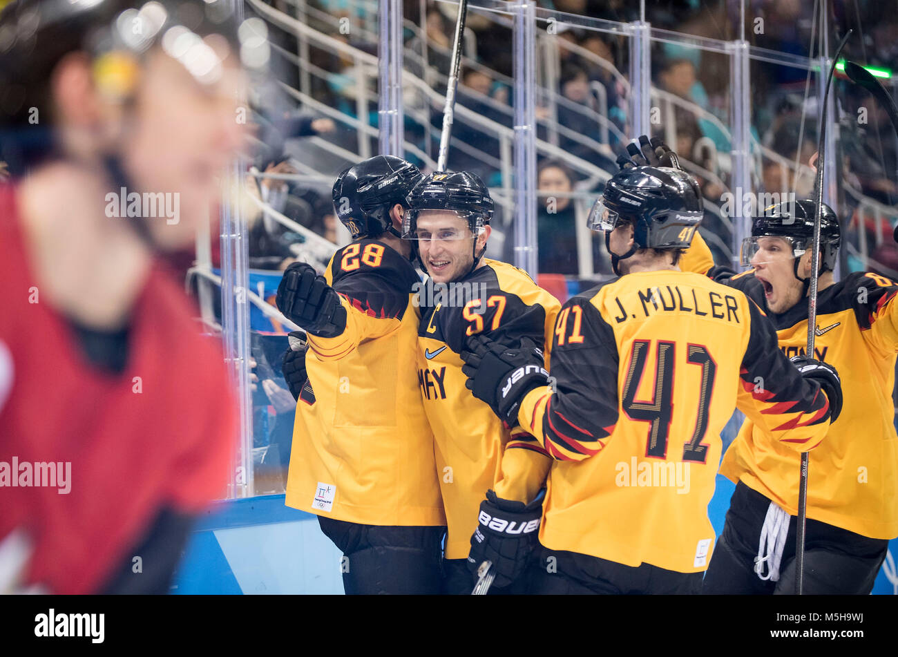 MAUER Frank (GER/Nr. 28) links, jubelt nach seinem Tor zum 0:3, mit Marcel Goc (GER/N. 57), goaljubel, jubilationtraube, Eishockey Halbfinale Kanada (CAN) - Deutschland (GER) 3:4, Eishockey-Men's Play-offs Halbfinale, Spiel 28 am 23.02.2018 Olympische Winterspiele 2018, vom 09.02. - 25.02.2018 in PyeongChang/Suedkorea. | Verwendung weltweit Stockfoto