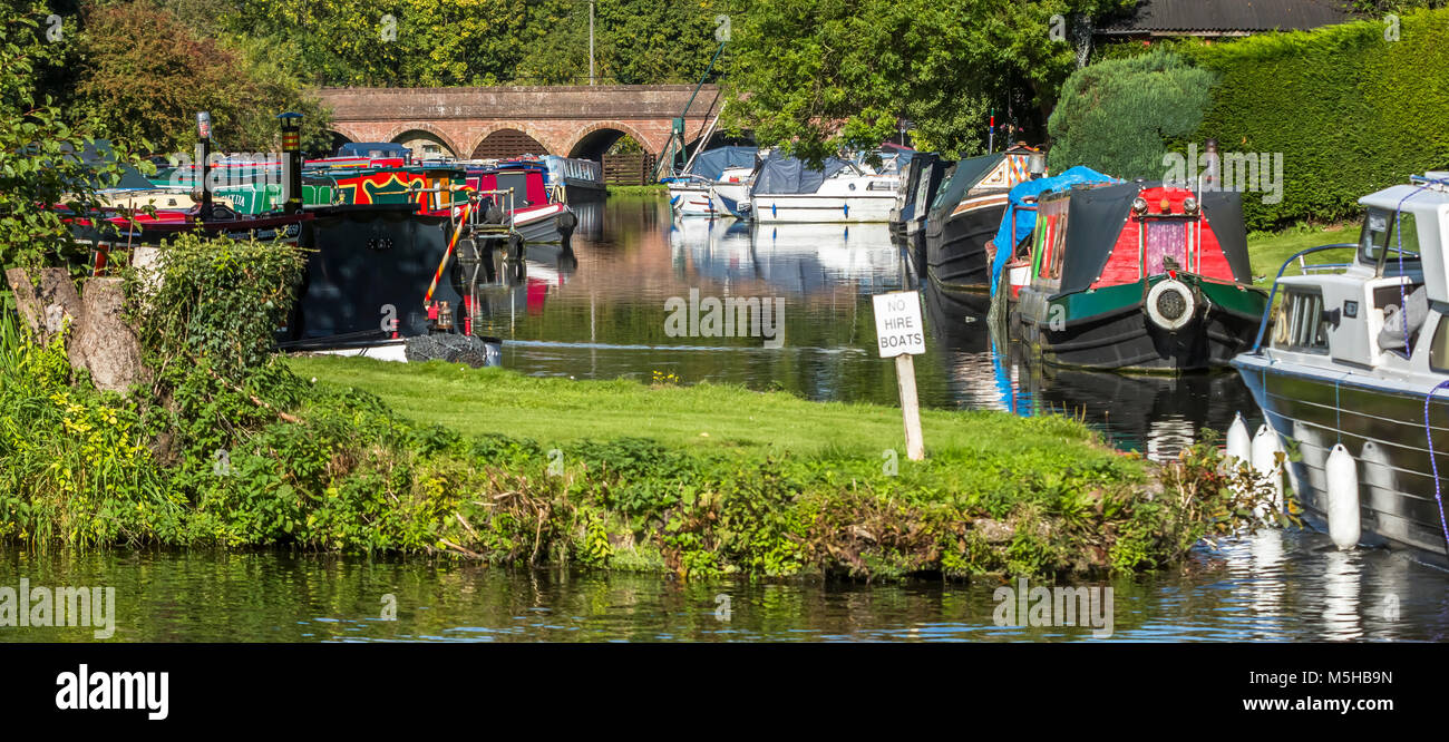 Günstig Canal schmale Boote auf der Staffordshire & Worcestershire Canal an Greensforge. Stockfoto