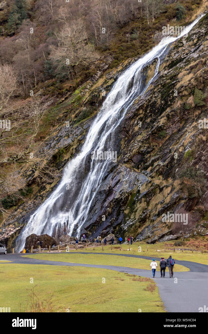 Ein Blick auf den Wasserfall im Powerscourt an einem Winter. Stockfoto