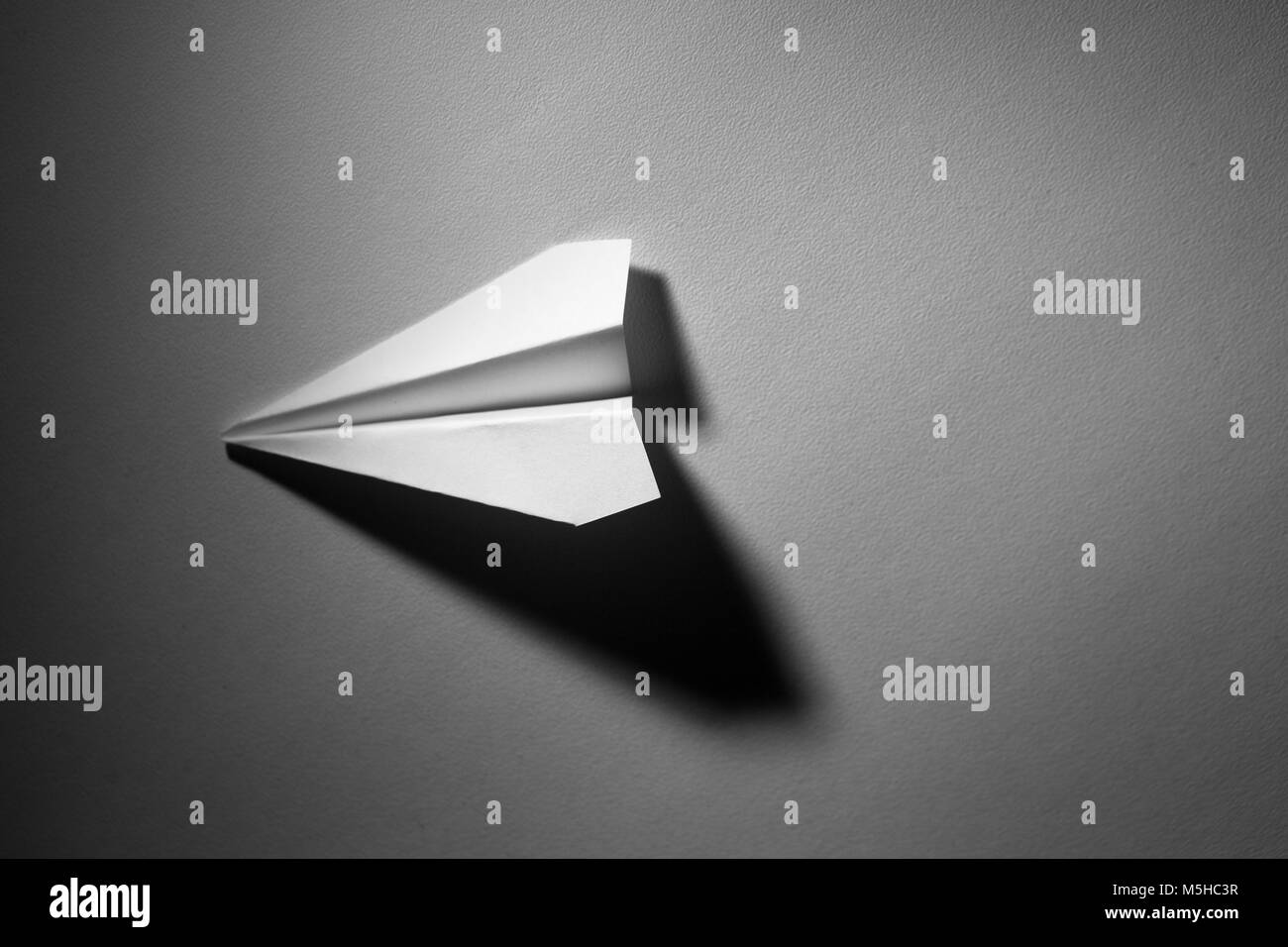 Das Paper Plane mit einem dramatischen Licht Stockfoto