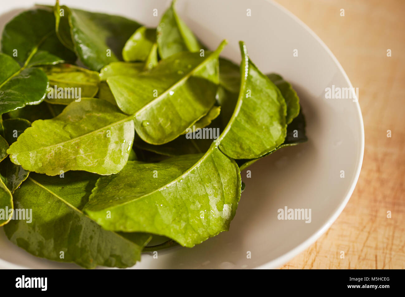 Eine Schüssel mit kaffernlimette Blätter Stockfoto