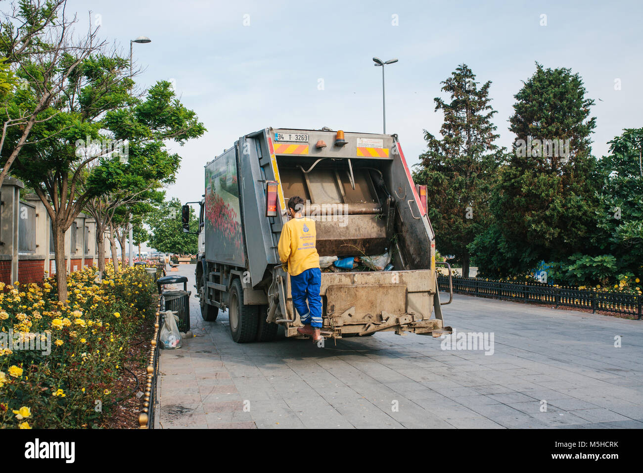 Istanbul, 14. Juni 2017: Garbage Collection auf der Straße in den asiatischen Teil der Stadt im Stadtteil Kadiköy. Stockfoto