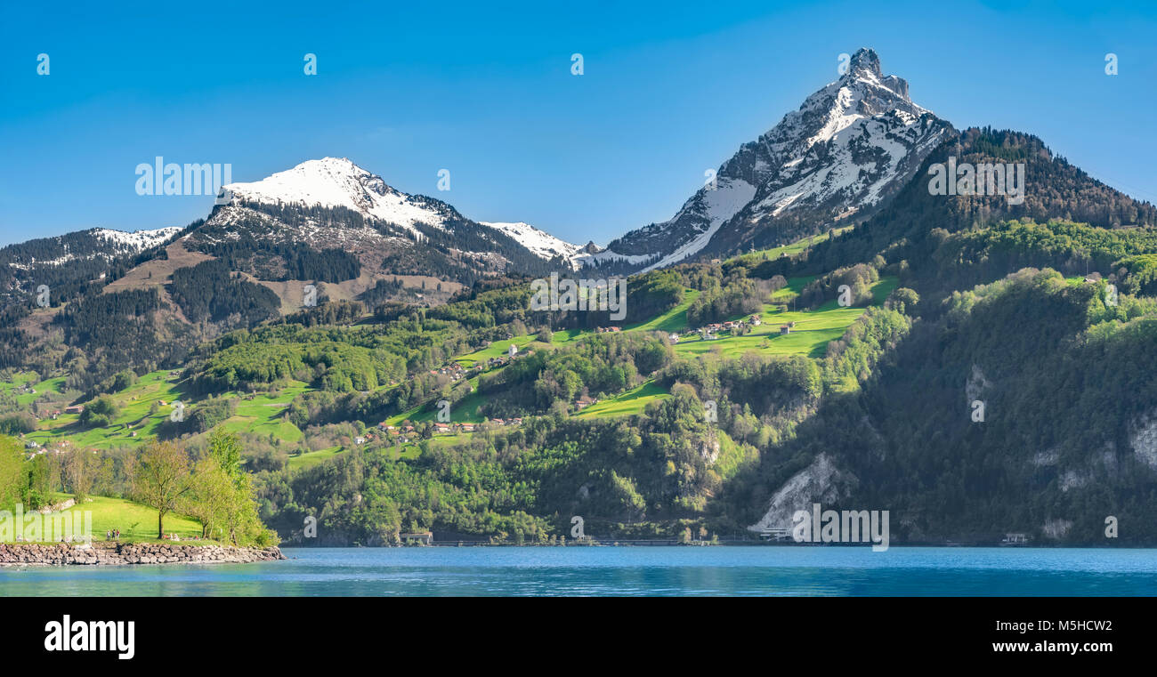 Frühling Panorama mit den Alpen Berge mit schneebedeckten Gipfeln, grüne Wiesen und Wald, und den Walensee, in Quarten, Schweiz. Stockfoto