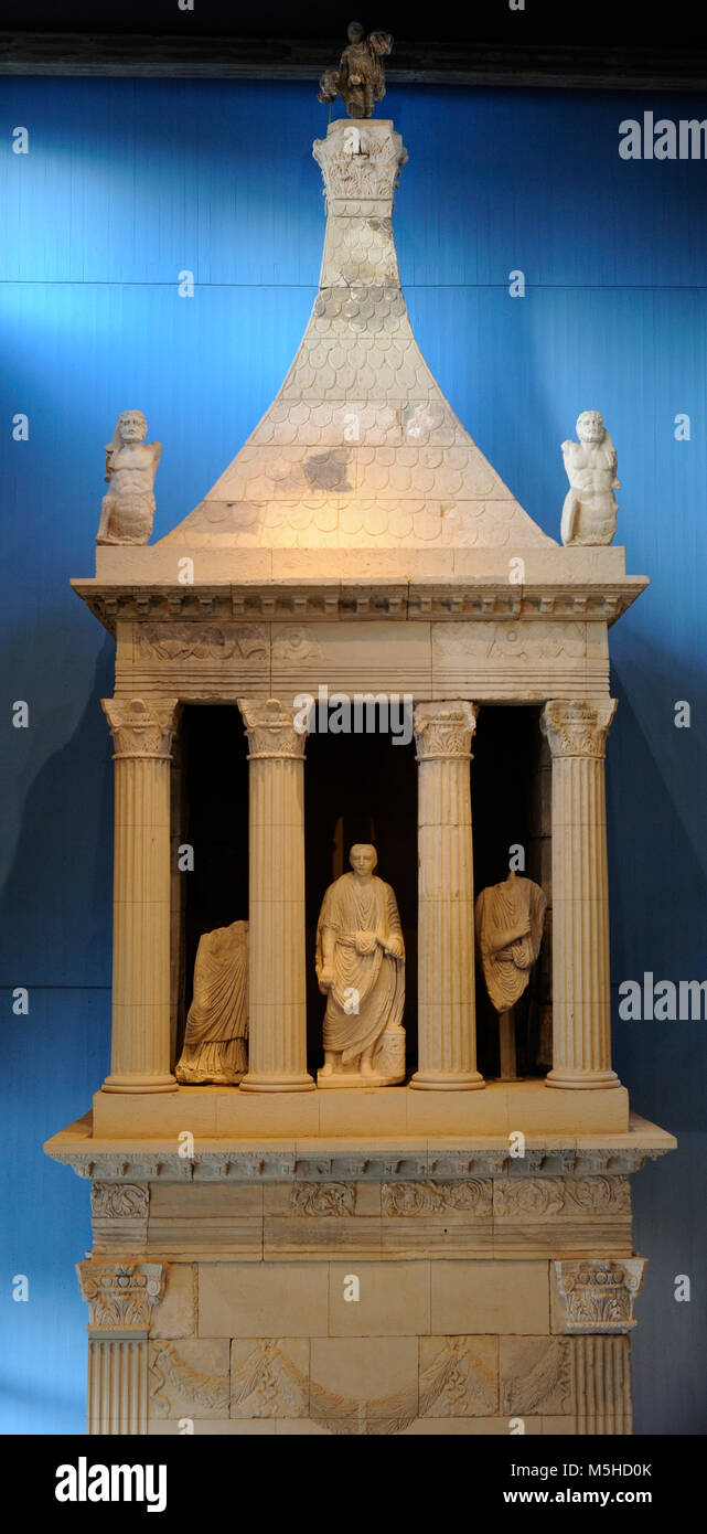 Mausoleum von Lucius Poblicius. 40 AD. Veteran der 5.Legion. Im zentralen Teil der Vorhalle mit Säulen ist die Zahl der Verstorbenen als Bürger, das Tragen einer Toga und durch seine Familie umgeben. In Köln gefunden. Römisch-germanisches Museum. Köln. Deutschland. Stockfoto