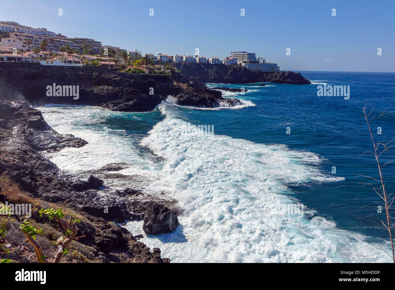 Blaues Meer und große Wellen in Los Gigantes, Teneriffa in Puerto Santiago Stockfoto
