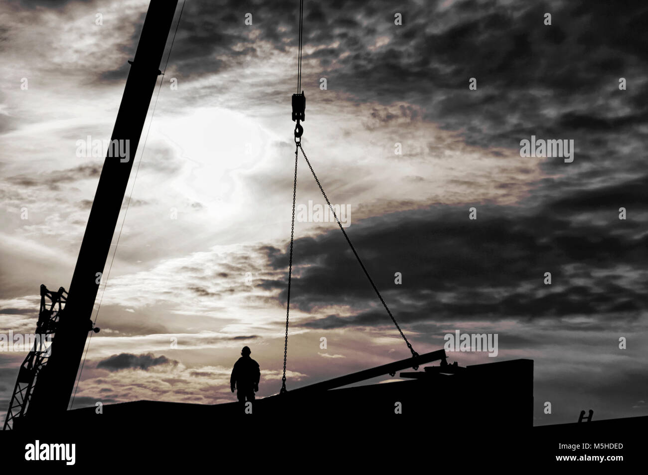 Silhouette steelworker stehen auf einer Plattform aus Stahl Stockfoto