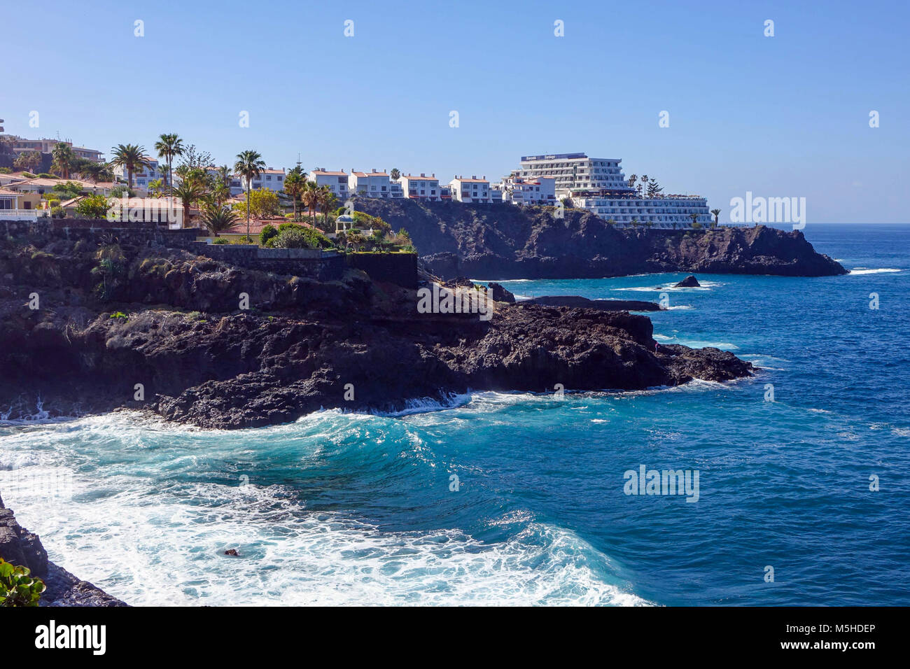 Blaues Meer und große Wellen in Los Gigantes, Teneriffa in Puerto Santiago Stockfoto