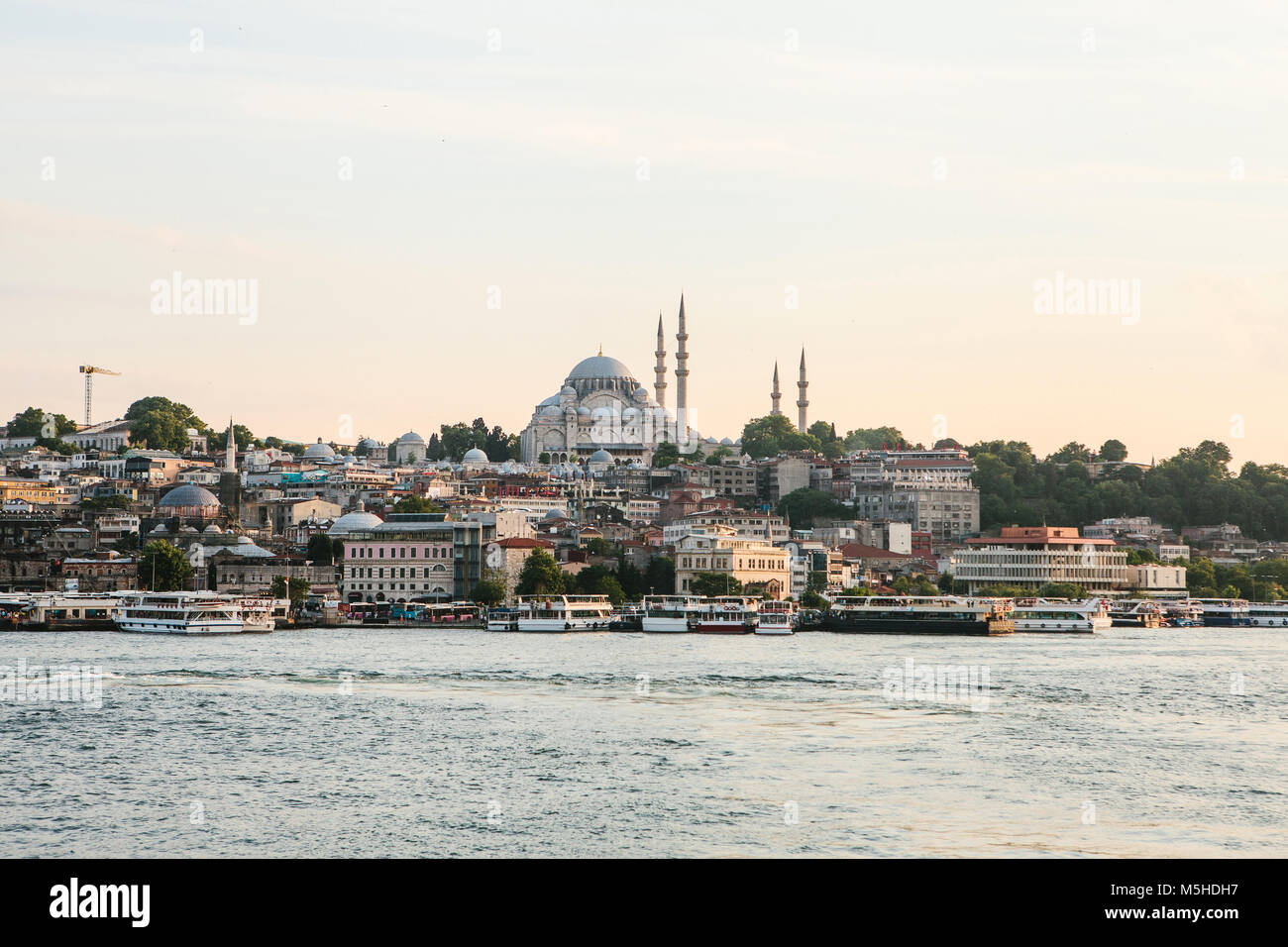 Eine schöne Aussicht auf die Blaue Moschee ist auch Sultanahmet im europäischen Teil von Istanbul genannt. Tolle Aussicht auf den europäischen Teil von Istanbul. Stockfoto