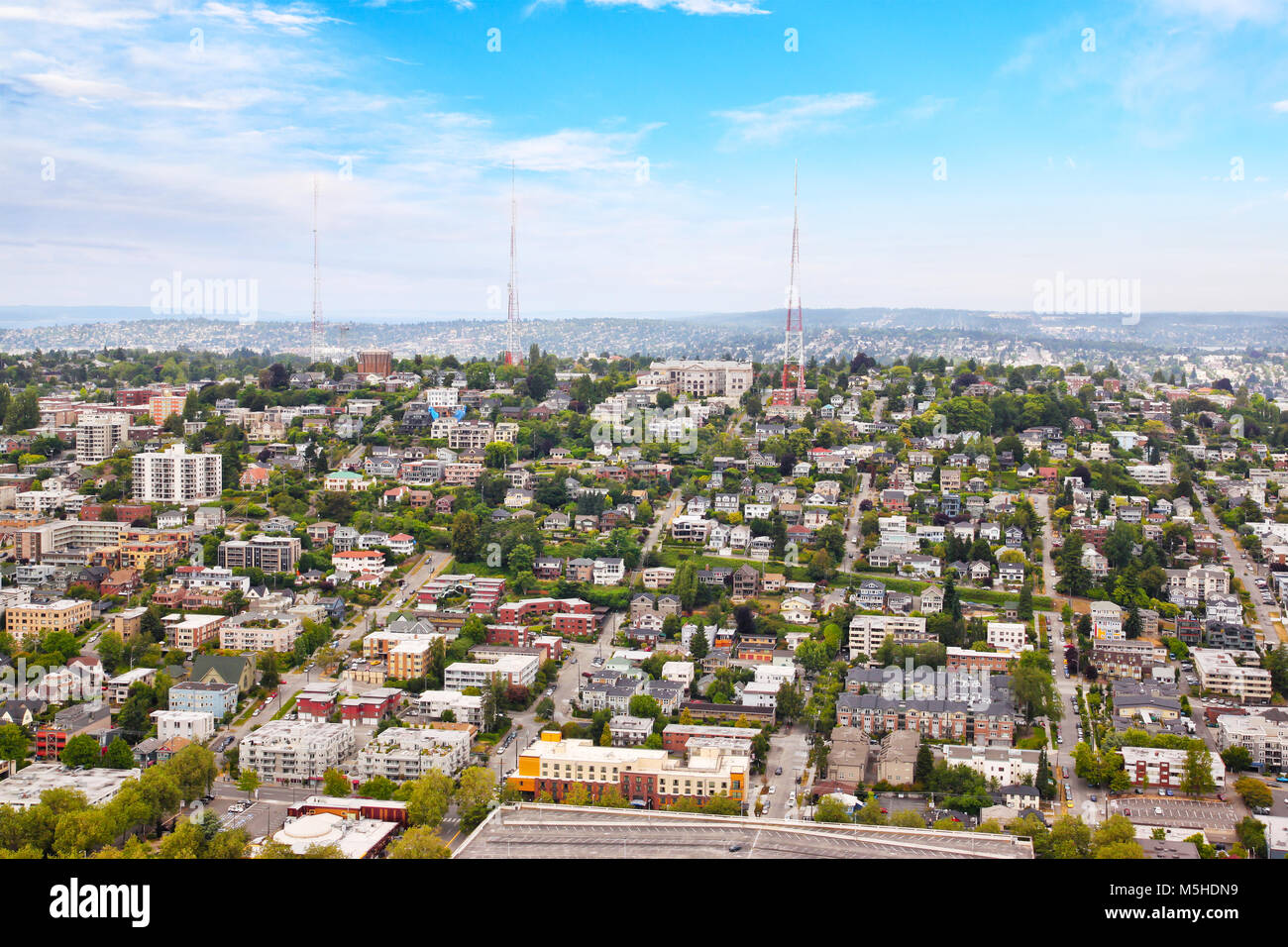 Seattle Stadtbild von Luftbild zeigt Vorstadtnachbarschaft mit Wohnhäusern, Streifen-Malle, kleine Unternehmen und Gemeinden. Stockfoto