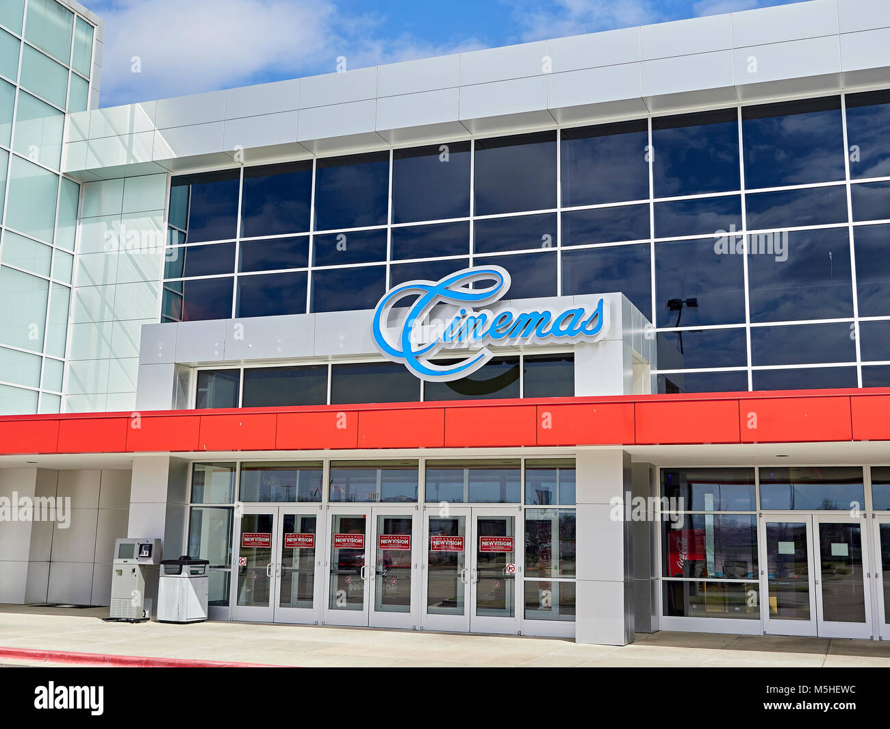 Film, Theater oder Kino außen Eingang Schild am Chantilly 13 Carmike Movie Theater in Montgomery, Alabama, USA. Stockfoto