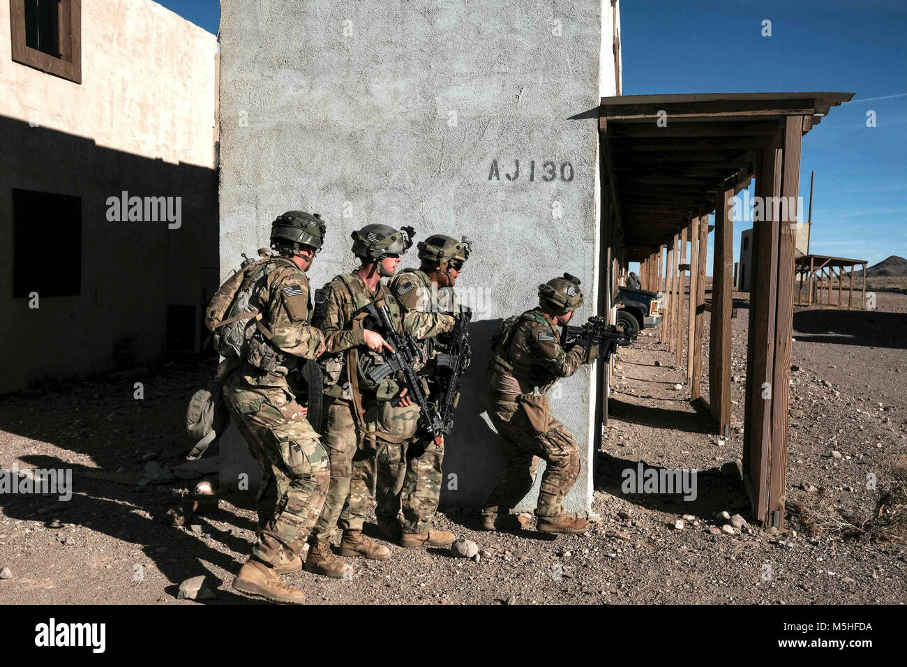 Sgt. Taylor Ericco, SPC. Markieren Quijada, Pfc. Matthew Pryor und Pfc. Jonathan Stewart, Infanteristen, 1st Battalion, 38th Infantry Regiment, 1 Stryker Brigade Combat Team, 4 Infanterie Division, die Durchführung der militärischen Operation in urbanem Gelände (mout) Ausbildung während der entscheidenden Aktion Rotation 18-03 am National Training Center, 13. Die Ausbildung ist eine Widerspiegelung der Komplexität der potentielle Gegner unserer Nation gegenüberstellen könnte und beinhalten: Guerilla, die Aufständischen, Kriminellen und in der Nähe von-Peer konventionelle Streitkräfte in einem dynamischen Umfeld verwoben. (U.S. Armee Stockfoto