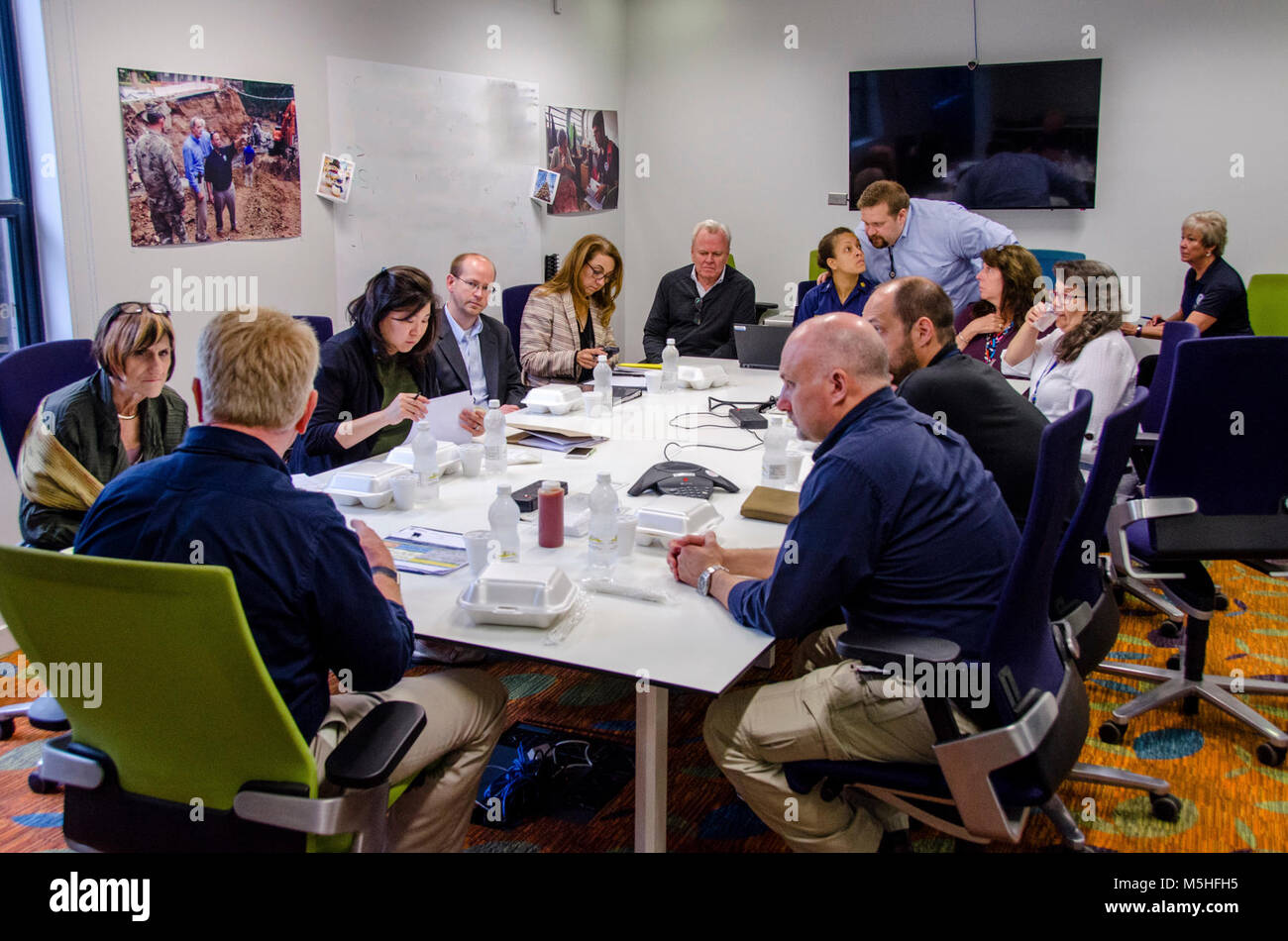 San Juan, Puerto Rico, Jan. 25, 2018 - Mitglieder des US-Repräsentantenhauses, Rosa DeLauro (links) von Connecticut und Gnade Meng (3. von links) aus New York die FEMA-Field Office besucht für einen Hurrikan die Reaktion und die Wiederherstellung ein Briefing. Die FEMA/K.C. Wilsey Stockfoto