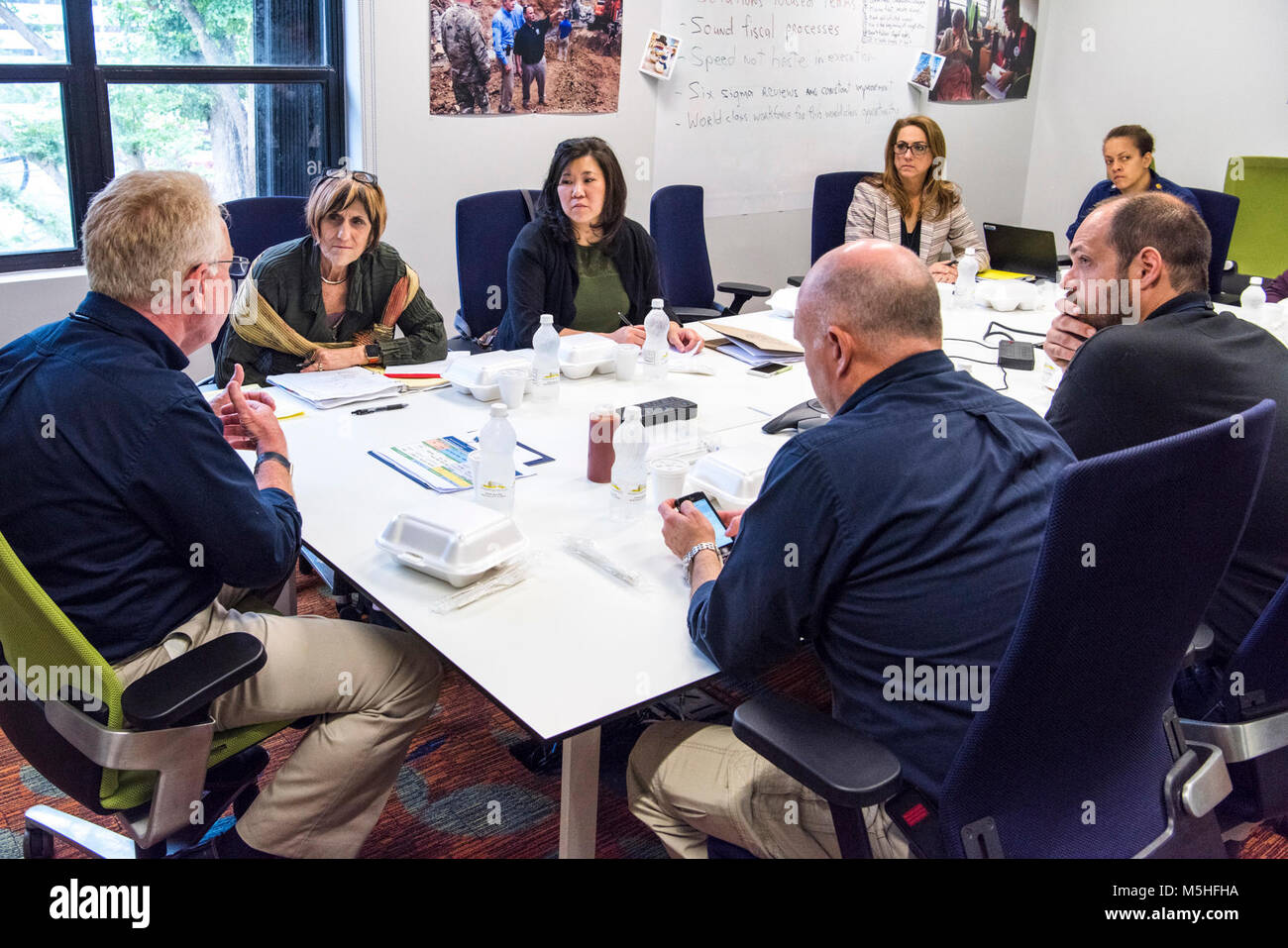 San Juan, Puerto Rico, Jan. 25, 2018 - Mitglieder des US-Repräsentantenhauses, Rosa DeLauro aus Connecticut (2. von links) und Gnade Meng aus New York (3. von links) besucht die FEMA-Field Office für einen Hurrikan die Reaktion und die Wiederherstellung ein Briefing. Die FEMA/K.C. Wilsey Stockfoto