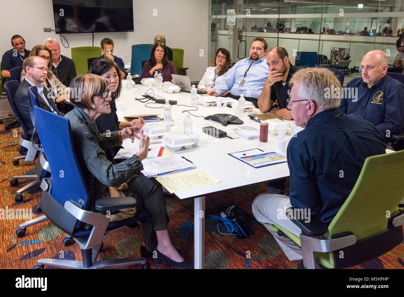 San Juan, Puerto Rico, Jan. 25, 2018 - Mitglieder des US-Repräsentantenhauses, Rosa DeLauro aus Connecticut und Gnade Meng aus New York besuchte die FEMA-Field Office für einen Hurrikan die Reaktion und die Wiederherstellung ein Briefing. Die FEMA/K.C. Wilsey Stockfoto