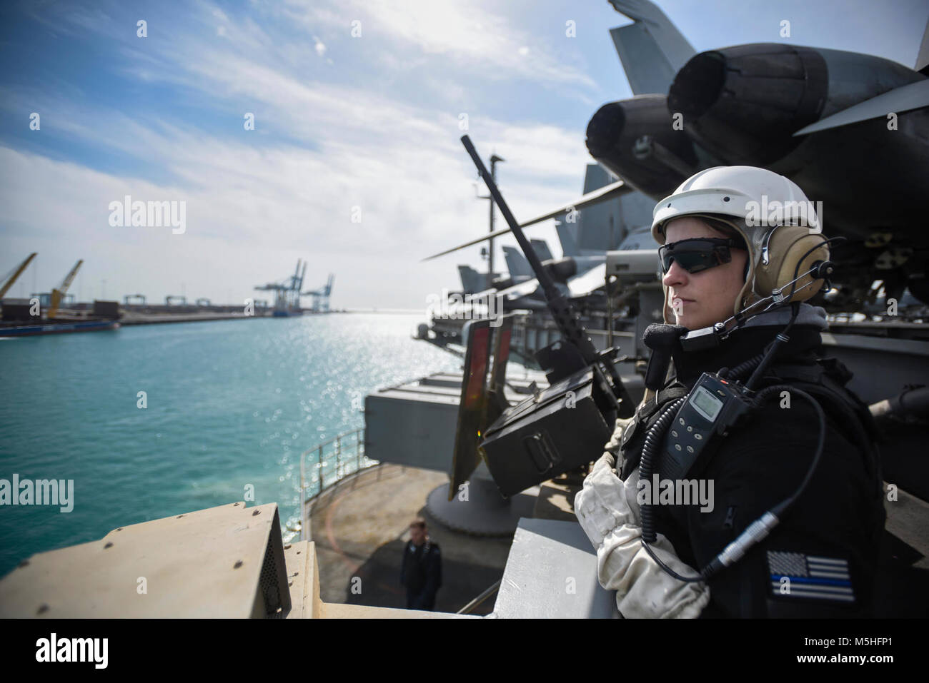 MANAMA, Bahrain (Jan. 30, 2018) von Gunner Mate Seemann Lindsey Laney steht eine 50-Kaliber Maschinenpistole Watch an Bord der Flugzeugträger USS Theodore Roosevelt (CVN 71). Theodore Roosevelt und ihre Carrier strike Group werden in den USA 5 Flotte Bereich für Maßnahmen zur Erhöhung der Sicherheit im Seeverkehr im Einsatz Verbündeten und Partnern zu beruhigen und der Freiheit der Schiffahrt und des freien Handels in der Region erhalten. (U.S. Marine Stockfoto MANAMA, Bahrain (Jan. 30, 2018) von Gunner Mate Seemann Lindsey Laney steht eine 50-Kaliber Maschinenpistole Watch an Bord der Flugzeugträger USS Theodore Roosevelt (CVN 71). Theodore Roosevelt und ihre Carrier strike Group werden in den USA 5 Flotte Bereich für Maßnahmen zur Erhöhung der Sicherheit im Seeverkehr im Einsatz Verbündeten und Partnern zu beruhigen und der Freiheit der Schiffahrt und des freien Handels in der Region erhalten. (U.S. Marine Stockfoto