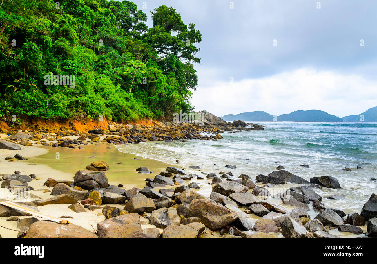 Küste von Sao Paulo, Brasilien. Felsen auf der Juquei Strand. Stockfoto