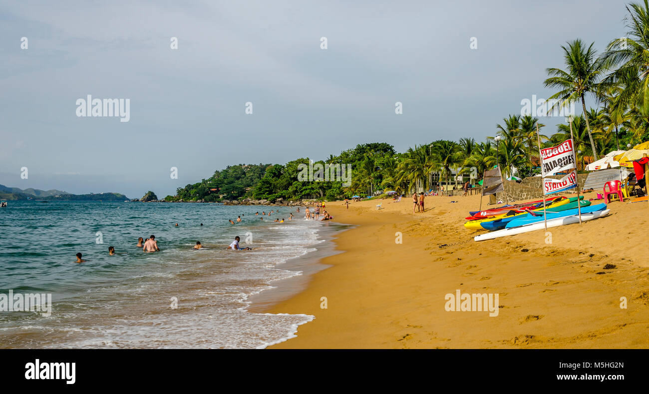 Brasilien, ILHA BELA - Dezember 20th, 2017; Tourist in der Praia Grande an der Küste von Sao Paulo, SP, Brasilien. Stockfoto