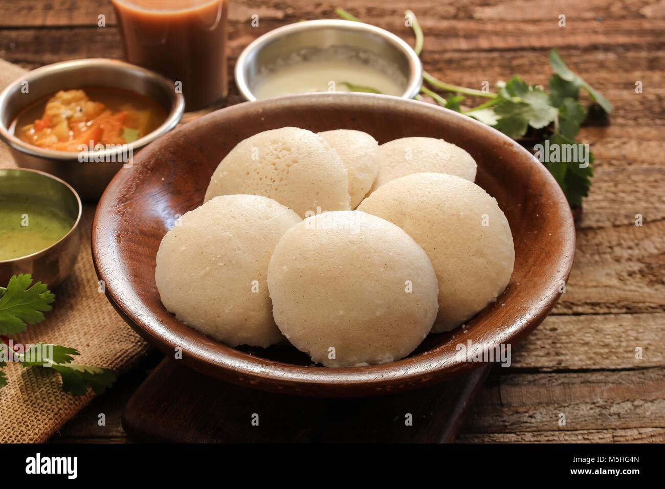 Idli mit sambar Chutney - South Indian Frühstück aus Linsen und Reis Stockfoto