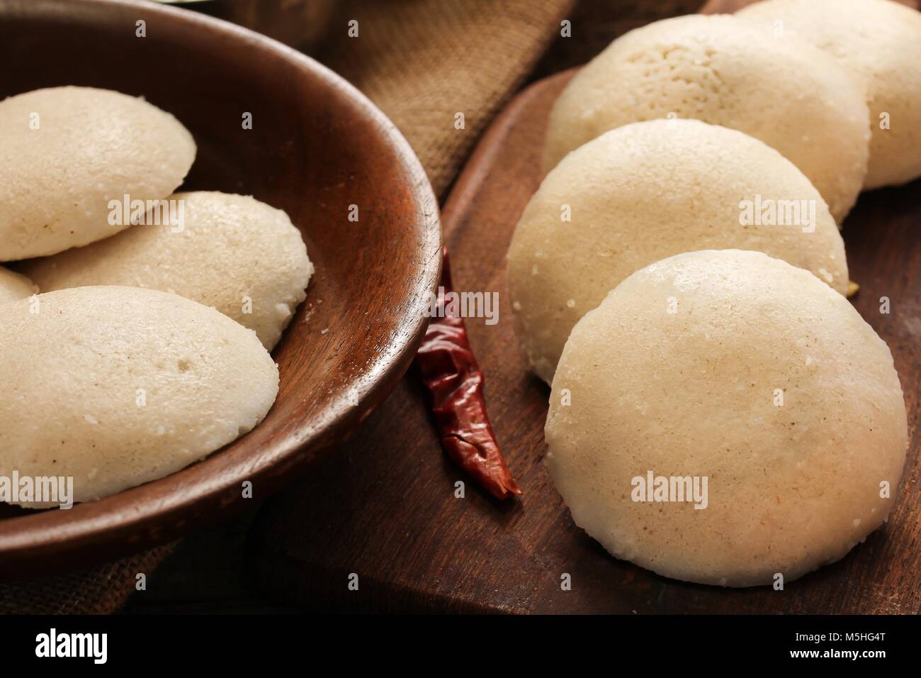 Idli mit sambar Chutney - South Indian Frühstück aus Linsen und Reis Stockfoto