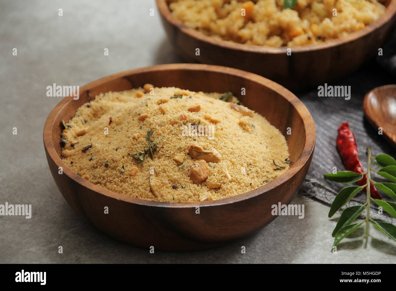 Indische Rava Upma Mix in einem woden Schüssel, selektiver Fokus Stockfoto