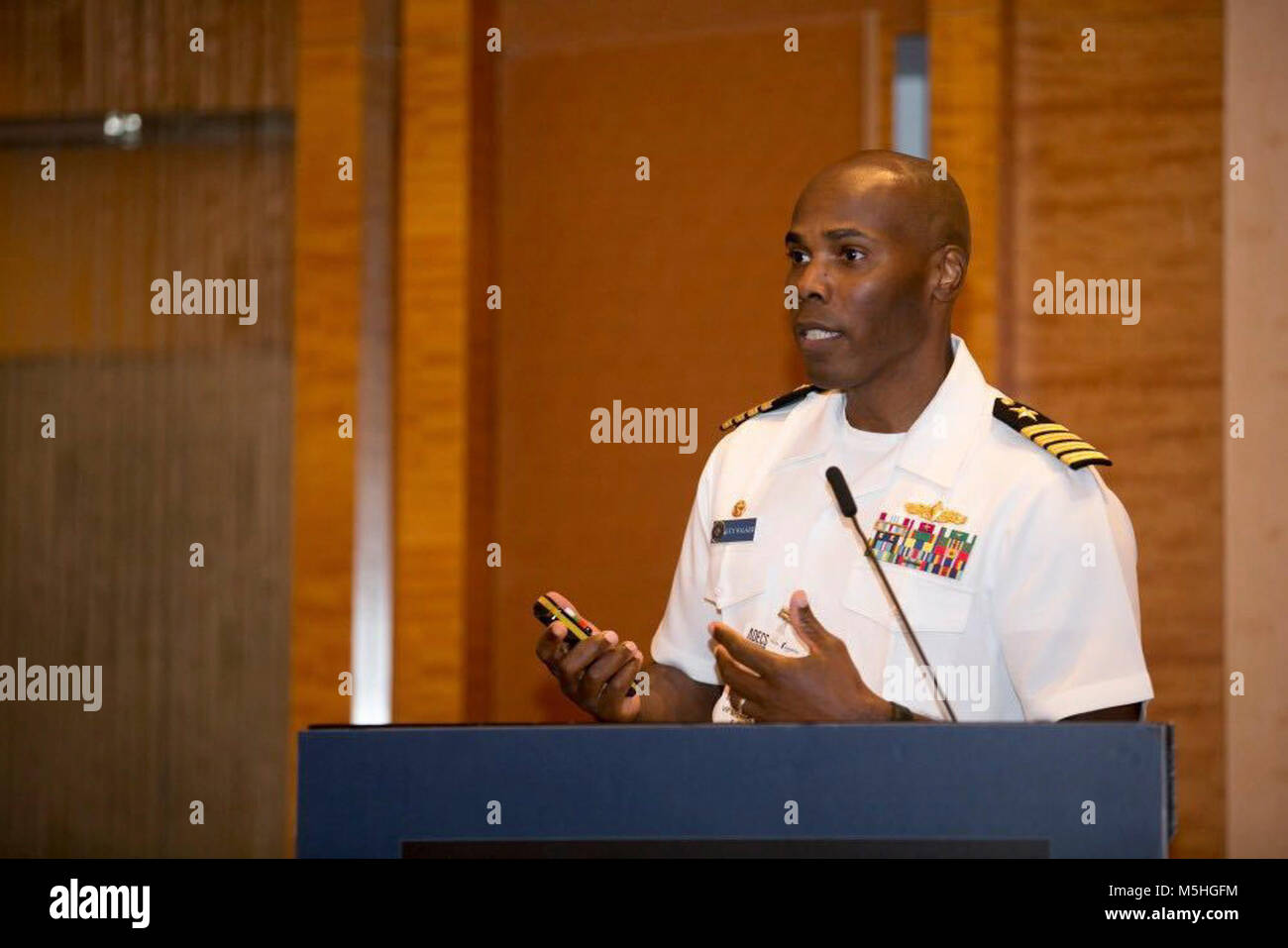 Singapur (8. Februar 2018) Kapitän Lex Walker, Commodore von Destroyer Squadron (DESRON) 7 zusammen mit Kapitän Azhar bin Baharum, Hilfe Stabschef der Arbeitsgänge, die in der Royal Malaysian Navy, und Kapitän Didong Rio Duta, Kommandierender Offizier der Escort Geschwader in der indonesischen Marine, sprechen bei einer Podiumsdiskussion während der Asien Verteidigung Expo und Konferenz Serie (ADECS) 2018 in Singapur über den Einsatz von innovativen Simulationstechnik für die Ausbildung und Aufrechterhaltung einer bereit und adaptive Seestreitkräfte. ( Stockfoto