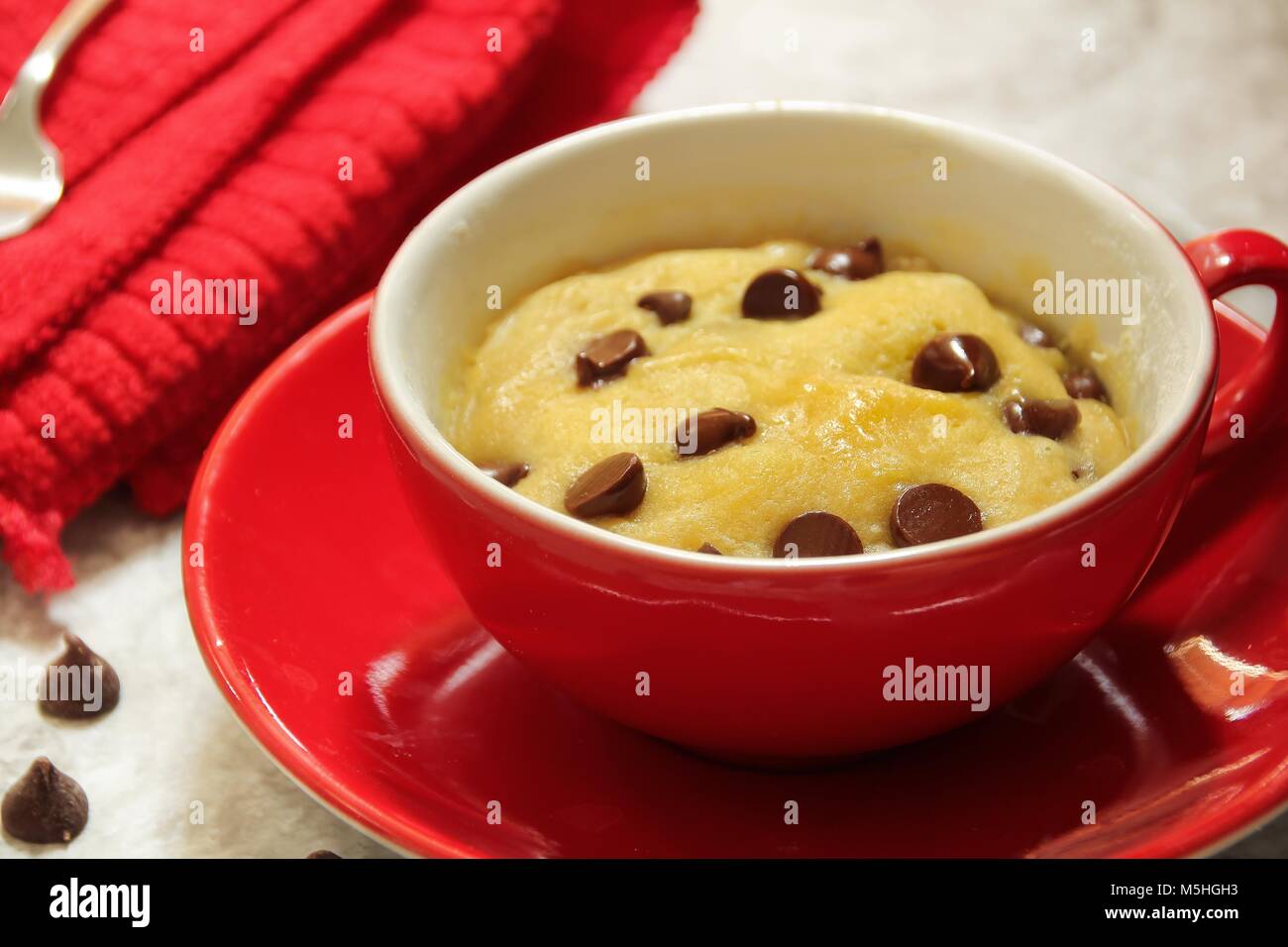 Mikrowelle Chocolate Chip Cookie Becher in einem roten Schale/Valentines Tag Dessert, selektiven Fokus Stockfoto