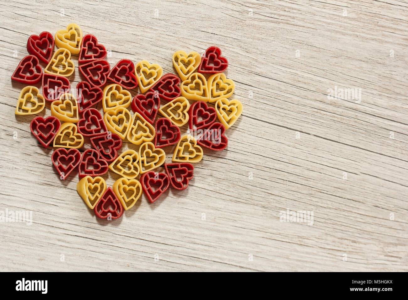 Dateitrennung farbige Pasta bilden Herzform/Valentines Tag essen Hintergrund Stockfoto
