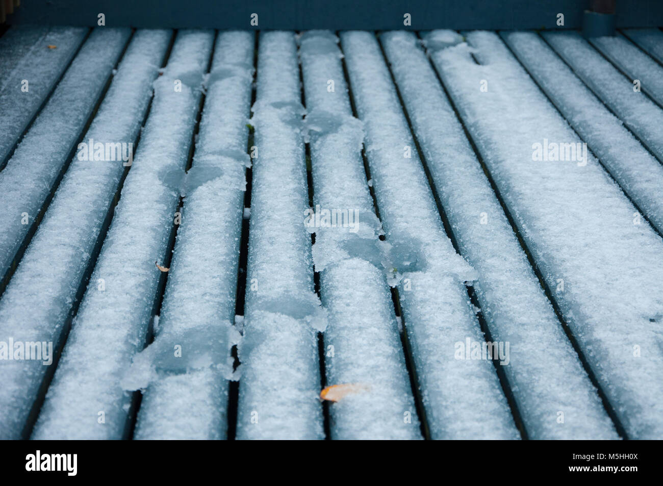 Gefrorener Schnee auf einem Deck Stockfoto