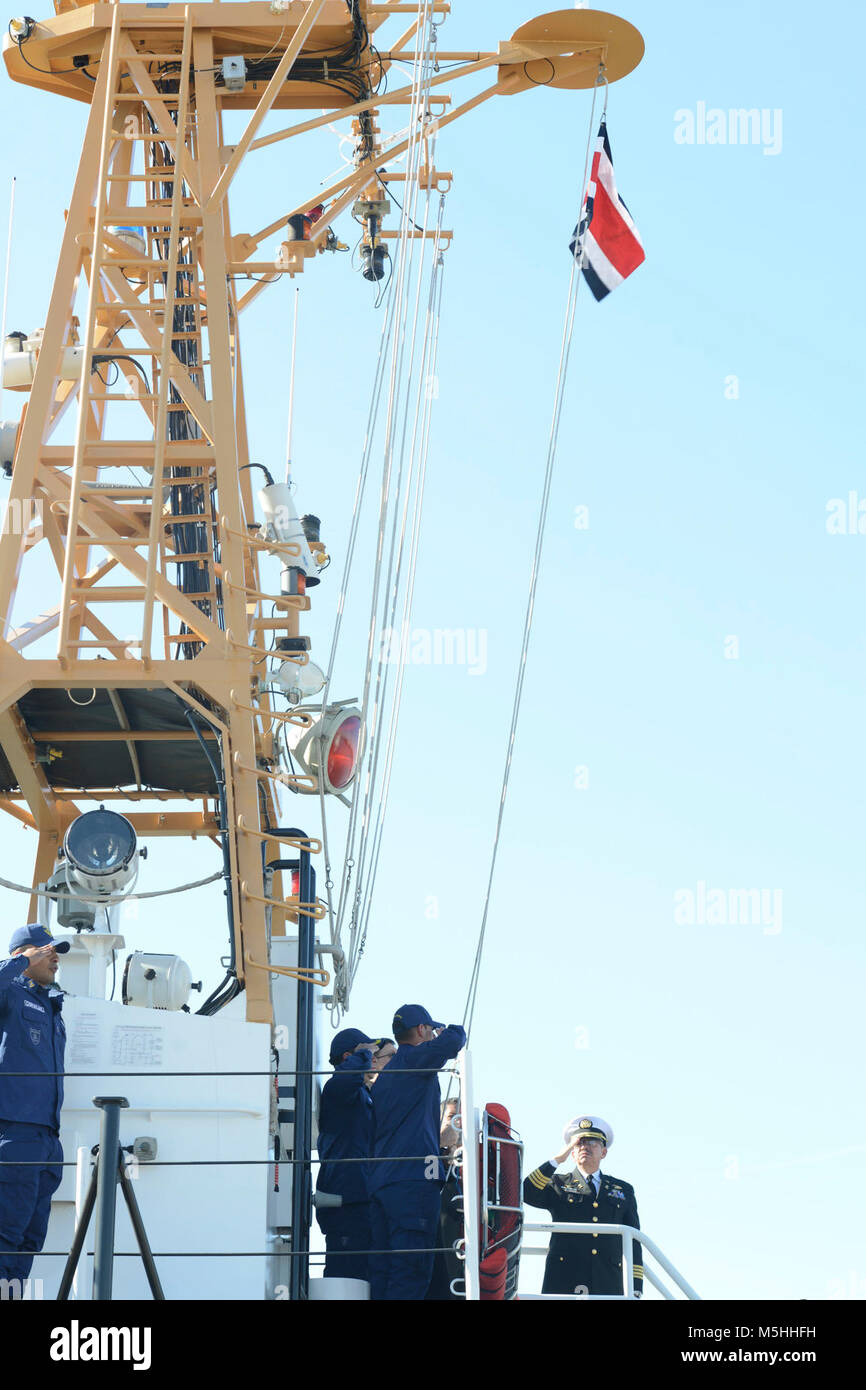 Martin Arias Araya, der Direktor der Costaricanischen Coast Guard, und Besatzungsmitgliedern eines Costa Rica hat kürzlich die Patrouillenboote salute während der Erziehung ihrer Flagge während einer Zeremonie an der Coast Guard Yard in Baltimore, Maryland, 13.02.2018. Die beiden ehemaligen US Coast Guard Cutter sind jetzt in Costa Rica Küstenwache libertador Klasse Patrouillenboote. (U.S. Küstenwache Stockfoto