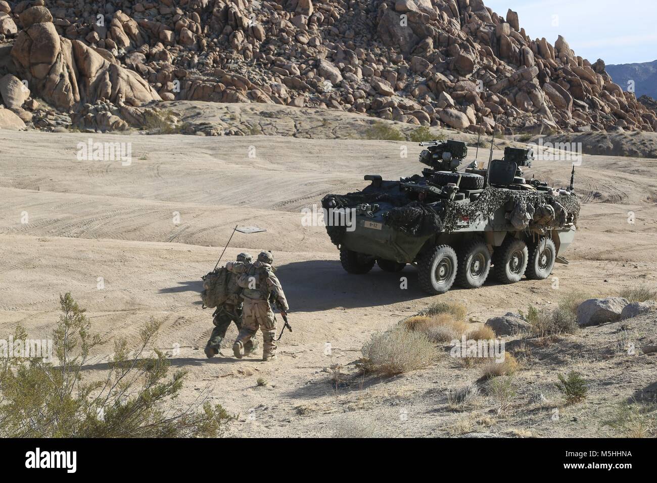 Us-Soldaten in die 4. Staffel zugeordnet, 3.Kavallerie Regiments, Escorts ein verletzter Soldat, die evakuiert, während entscheidende Maßnahmen Rotation 18-04 am National Training Center in Fort Irwin, Calif., Feb 16, 2018. Entscheidende Maßnahmen Übungen am National Training Center sorgen Einheiten vielseitig bleiben und konsequent für einen Verfügbarkeitsplan zur Verfügung. (U.S. Armee Foto von SPC. Guy Mingo, Operations, National Training Center) Stockfoto