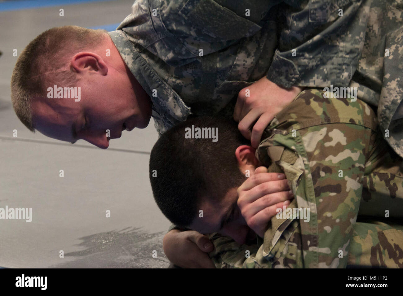 Spc. Ethan Stevens eine 3 Infanterie Division Team Mitglied Firma H., 3rd Battalion, 67th Panzer Regiment, 2. gepanzerte Brigade Combat Team ringt ein 3-ID-Soldat bei einem Kaplan inspirational combatives Training Session zugeordnet combatives, 13. Februar 2018, am Fort Stewart, GA3 ID Soldaten Ausbildung in Close Quarters combatives Level I sowie die Fort Stewart combatives Team beauftragt wurden mit der Durchführung einer Reihe von grappling Techniken angewiesen, neben inspirierende Führung von Kapitän Andrew Alterman, der 9 Ingenieure Battalion, 2nd Armored Brigade Combat Team, 3 ID Kaplan gekoppelt. (U Stockfoto