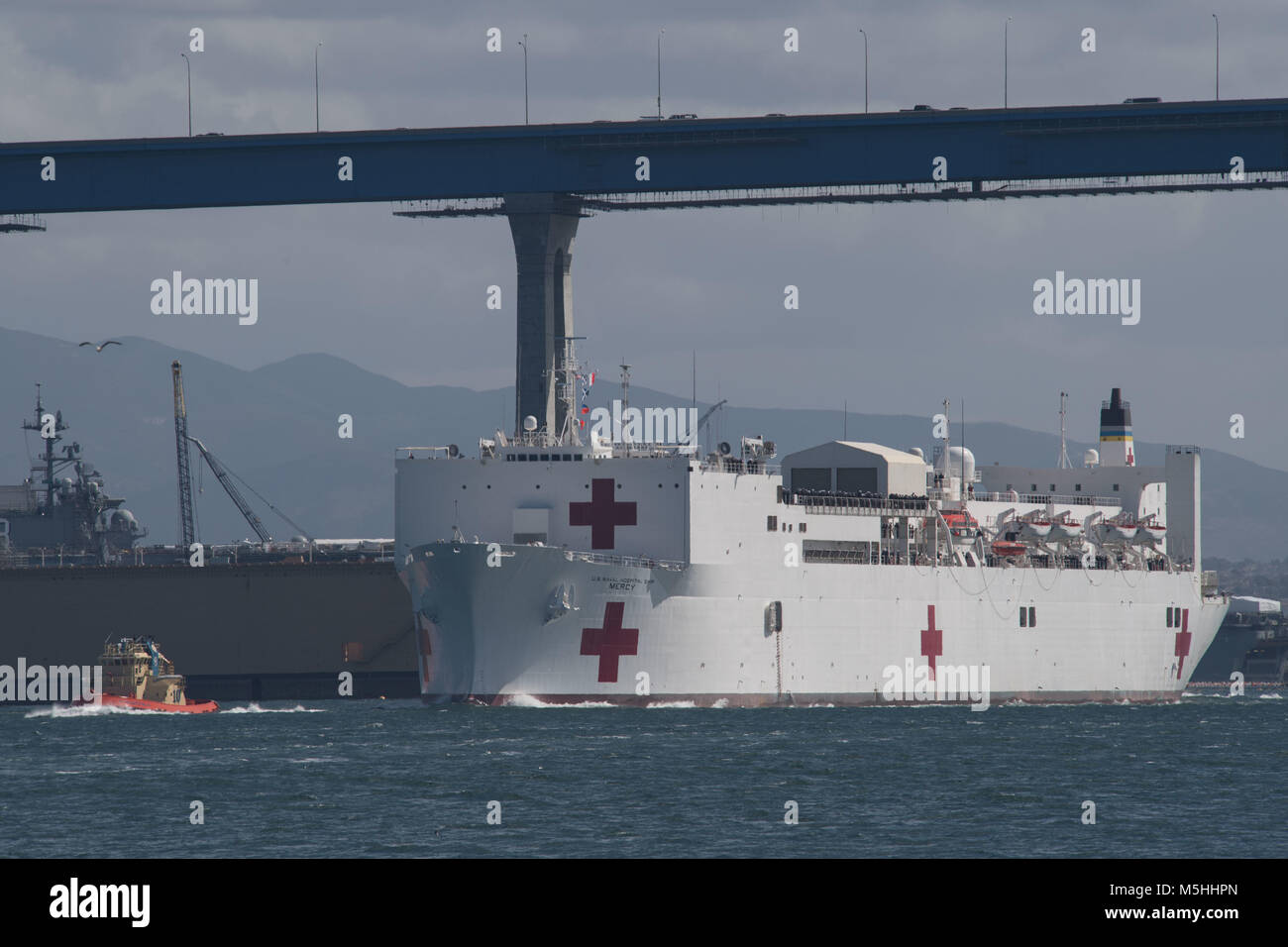 180223-N-OW 019-0074 SAN DIEGO (Feb. 23, 2018) Hospital Ship USNS Mercy (T-AH 19) Transite der San Diego Bucht nach der Abfahrt Marinestützpunkt San Diego in den Pazifik Partnerschaft 2018 zu beteiligen. PP18's Mission ist es, gemeinsam mit Gastgeber und Partner Nationen zu arbeiten regionaler Interoperabilität und Disaster Response Funktionen, erhöhen die Stabilität und Sicherheit in der Region zu stärken, und neue und dauerhafte Freundschaften über die Indo-Asia-Pazifik-Region fördern. Pazifische Partnerschaft, der nun in seinem 13. Iteration, ist die größte jährliche internationale humanitäre Hilfe und Katastrophenhilfe Bereitschaft vermissen Stockfoto