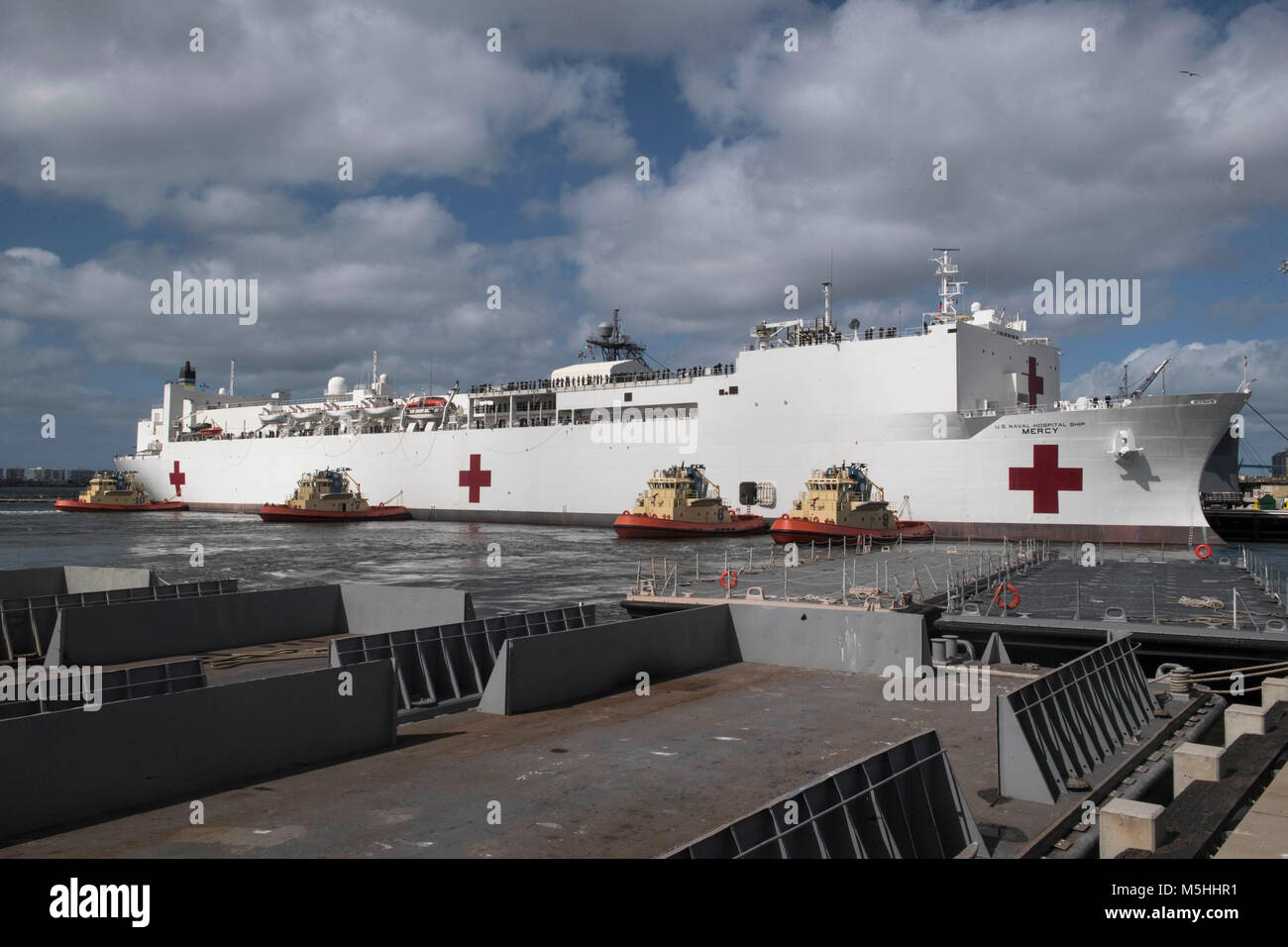 180223-N-BK 384-0066 SAN DIEGO (Feb. 23, 2018) Hospital Ship USNS Mercy (T-AH 19) Abfahrt Marinestützpunkt San Diego in den Pazifik Partnerschaft 2018 zu beteiligen. PP18's Mission ist es, gemeinsam mit Gastgeber und Partner Nationen zu arbeiten regionaler Interoperabilität und Disaster Response Funktionen, erhöhen die Stabilität und Sicherheit in der Region zu stärken, und neue und dauerhafte Freundschaften über die Indo-Asia-Pazifik-Region fördern. Pazifische Partnerschaft, der nun in seinem 13. Iteration, ist die größte jährliche internationale humanitäre Hilfe und Katastrophenhilfe Abwehrbereitschaft mission in der Indo-Asia durchgeführt - Paci Stockfoto