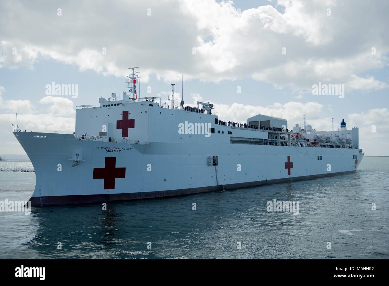 180223-N-HD 110-0131 SAN DIEGO (Feb. 23, 2018) Hospital Ship USNS Mercy (T-AH 19) Abfahrt Marinestützpunkt San Diego in den Pazifik Partnerschaft 2018 zu beteiligen. PP18's Mission ist es, gemeinsam mit Gastgeber und Partner Nationen zu arbeiten regionaler Interoperabilität und Disaster Response Funktionen, erhöhen die Stabilität und Sicherheit in der Region zu stärken, und neue und dauerhafte Freundschaften über die Indo-Asia-Pazifik-Region fördern. Pazifische Partnerschaft, der nun in seinem 13. Iteration, ist die größte jährliche internationale humanitäre Hilfe und Katastrophenhilfe Abwehrbereitschaft mission in der Indo-Asia durchgeführt - Paci Stockfoto