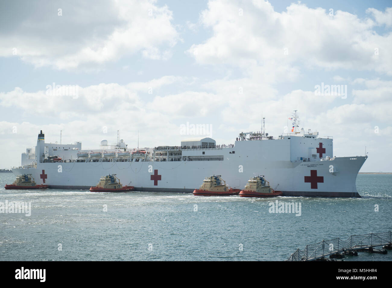 180223-N-HD 110-0138 SAN DIEGO (Feb. 23, 2018) Hospital Ship USNS Mercy (T-AH 19) Abfahrt Marinestützpunkt in der Bucht von San Diego Pacific Partnership 2018 zu beteiligen. PP18's Mission ist es, gemeinsam mit Gastgeber und Partner Nationen zu arbeiten regionaler Interoperabilität und Disaster Response Funktionen, erhöhen die Stabilität und Sicherheit in der Region zu stärken, und neue und dauerhafte Freundschaften über die Indo-Asia-Pazifik-Region fördern. Pazifische Partnerschaft, der nun in seinem 13. Iteration, ist die größte jährliche internationale humanitäre Hilfe und Katastrophenhilfe Abwehrbereitschaft mission in der Indo-Asia durchgeführt. Stockfoto