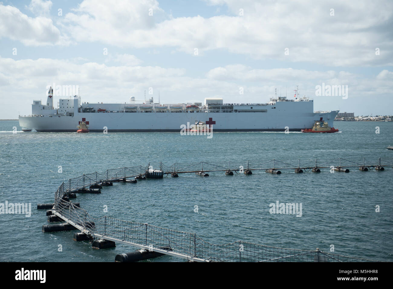 180223-N-HD 110-0141 SAN DIEGO (Feb. 23, 2018) Hospital Ship USNS Mercy (T-AH 19) Transite der San Diego Bucht nach der Abfahrt Marinestützpunkt San Diego in den Pazifik Partnerschaft 2018 zu beteiligen. PP18's Mission ist es, gemeinsam mit Gastgeber und Partner Nationen zu arbeiten regionaler Interoperabilität und Disaster Response Funktionen, erhöhen die Stabilität und Sicherheit in der Region zu stärken, und neue und dauerhafte Freundschaften über die Indo-Asia-Pazifik-Region fördern. Pazifische Partnerschaft, der nun in seinem 13. Iteration, ist die größte jährliche internationale humanitäre Hilfe und Katastrophenhilfe Bereitschaft vermissen Stockfoto