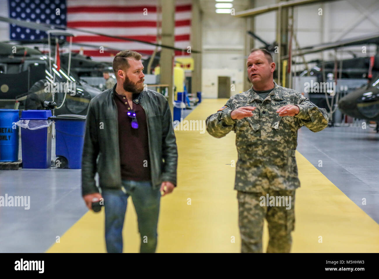 Oberstleutnant Glen McElroy, rechts, gibt Cpl. Rory Hamill, ein Kampf - verletzte Marine, eine Tour der New Jersey National Guard Army Aviation Support Service auf Joint Base Mc Guire-Dix - Lakehurst, New Jersey, Dez. 21, 2017. McElroy ist der Kommandant der 1-150 th Assault Helicopter Bataillon. (U.S. Air National Guard Stockfoto