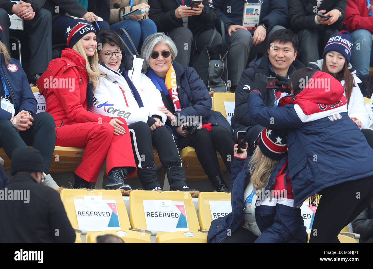 Ivanka Trump, Südkoreanische first Lady Kim Jung-sook und Südkoreanischen Außenminister Kang Kyung-wha besuchen die Herren Snowboard Big Air Finale bei den Alpensia Skispringen Center bei Tag 15 der Winter-olympischen Spiele 2018 PyeongChang in Südkorea. Stockfoto