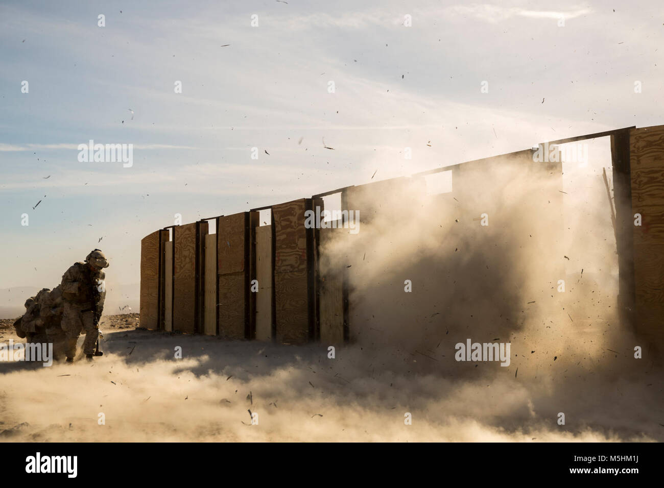 Marines mit 3Rd Battalion, 7th Marine Regiment, beteiligen sich an der Tür gegen die Ausbildung im Bereich 220 an Bord der Marine Corps Air Ground Combat Center, Twentynine Palms, Calif., Feb 9, 2018 als Teil der integrierten Übung 2-18. Der Zweck von ITX ist eine anspruchsvolle, realistische Umgebung, produziert combat ready"-Kräfte, die als integrierte Magtf zu erstellen. (U.S. Marine Corps Stockfoto