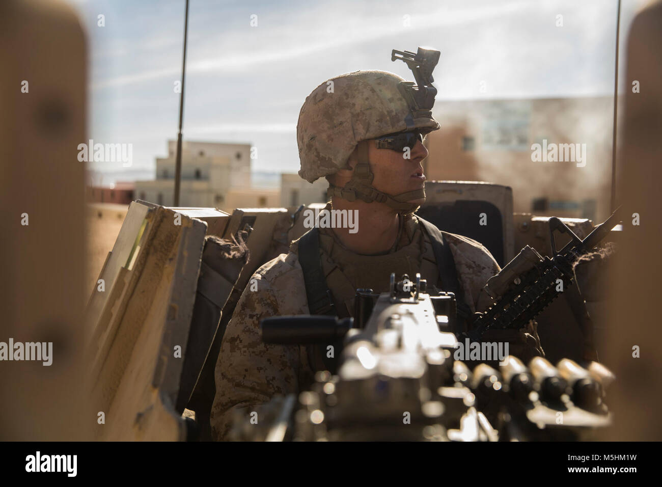 Pfc. Jakob Bonczkowski, machine Gunner, 3rd Battalion, 7th Marine Regiment, beobachtet die Umgebung auf Palette 220 an Bord der Marine Corps Air Ground Combat Center, Twentynine Palms, Calif., Feb 9, 2018 als Teil der integrierten Übung 2-18. Der Zweck von ITX ist eine anspruchsvolle, realistische Umgebung, produziert combat ready"-Kräfte, die als integrierte Magtf zu erstellen. (U.S. Marine Corps Stockfoto