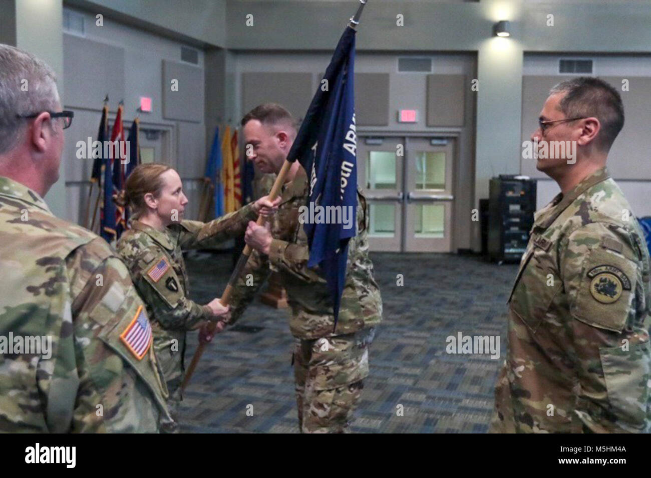 Ton NATIONAL GUARD CENTER - Marietta, Ga., Nov. 10, 2018 - Oberstleutnant Catherine Cherry, Commander, 78th Truppe unterstützen Bataillon, präsentiert die Firma guidon, um den eingehenden Commander, Warrant Officer William D. Proctor während des Geräts Ändern des Befehls Zeremonie. Proctor übernimmt das Kommando über die älteste finden Komponente Army Band im Land. (U.S. Army National Guard Stockfoto