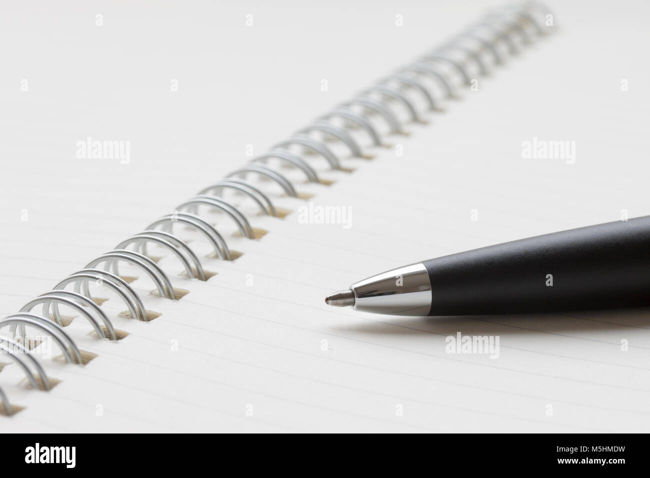 Schwarz Kugelschreiber nib, auf ein weißes Notebook Hintergrund Stockfoto