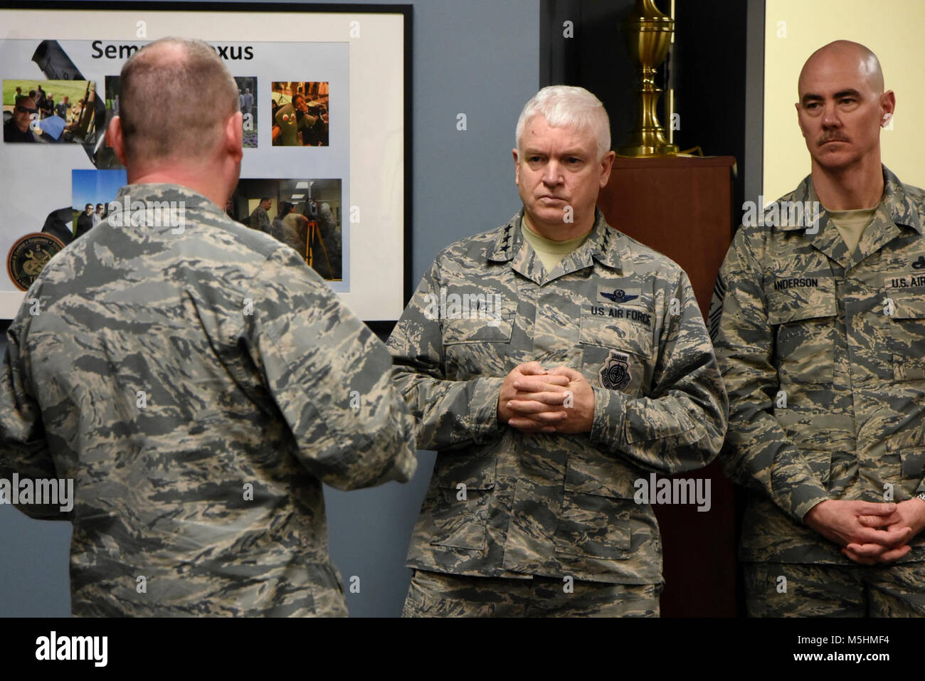 Generalleutnant L. Scott Reis, der Direktor der Air National Guard und Command Chief Master Sgt. Ronald C. Anderson jr., Command Chief Master Sergeant der Air National Guard, der auf die Frage eines 235th Tiefbau Flug Mitglied hören, 10. Februar 2018 während einer Tournee Warfield Air National Guard Base, dem nahen Fluss, Md. Während seines Besuchs, Reis tourte durch die Einrichtungen des Base und sprach mit verschiedenen Staffeln. (U.S. Air National Guard Stockfoto