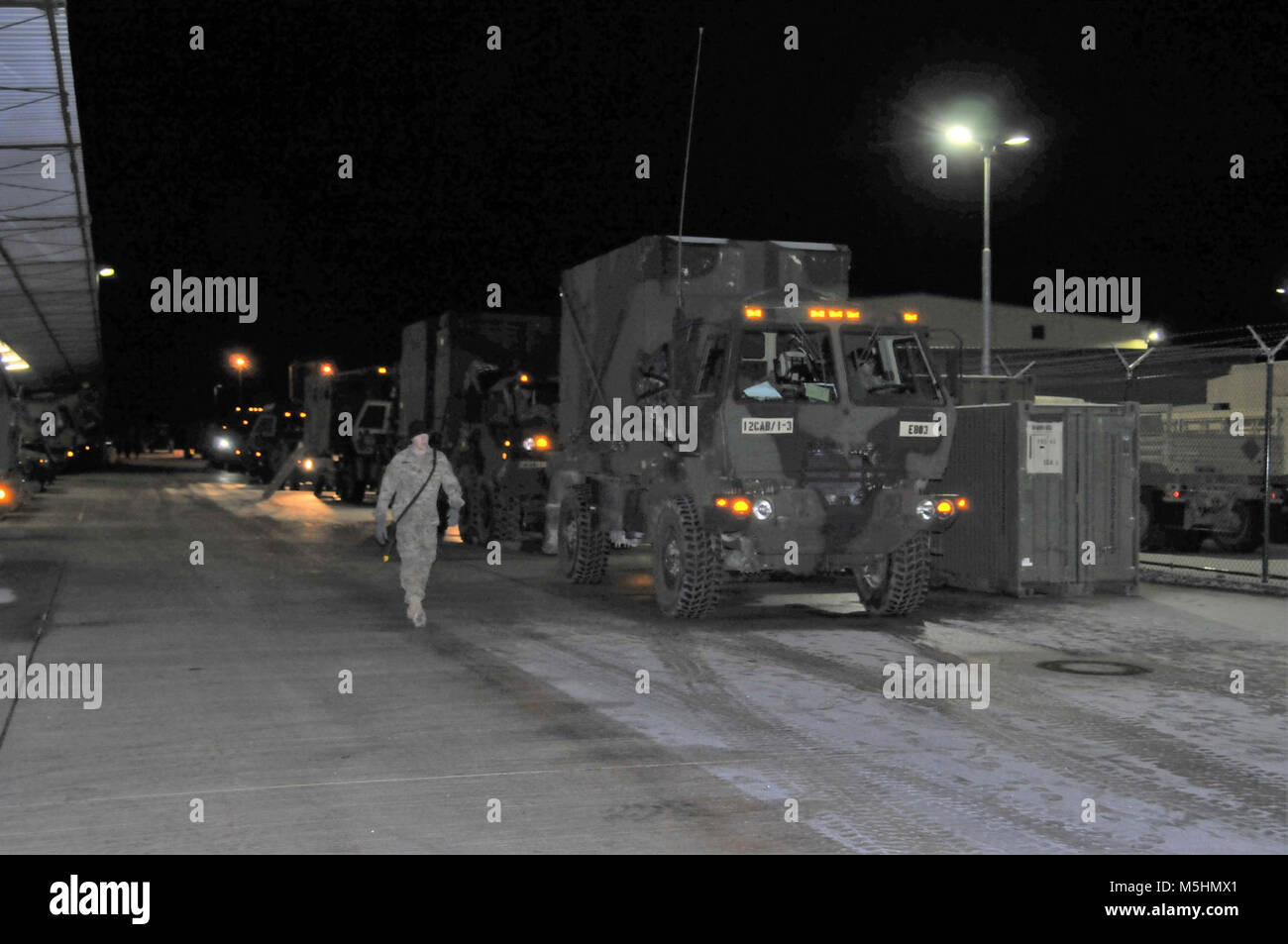 Us-Soldaten aus Echo-Gesellschaft, 1.BATAILLON, 3 Aviation Regiment (Attack Reconnaissance), 12 Combat Aviation Brigade, Abfahrt Katterbach Army Airfield, Ansbach, Deutschland Februar 12, 2018 für die Ausbildung. (U.S. Armee Stockfoto